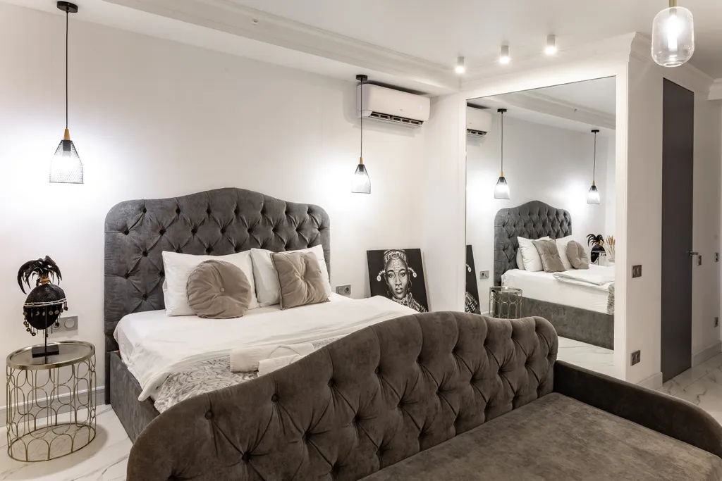 Стильная студия с ванной у панорамного окна и видом на горы