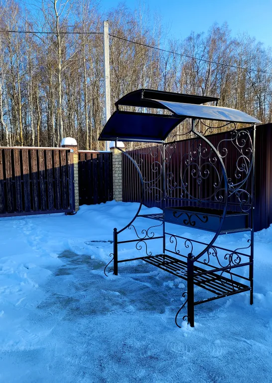 Дом с терассой на опушке леса