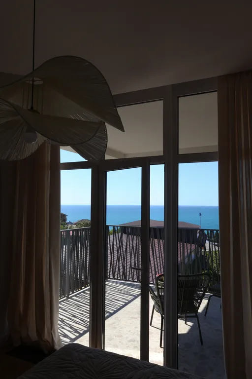 Светлый коттедж с видом на море