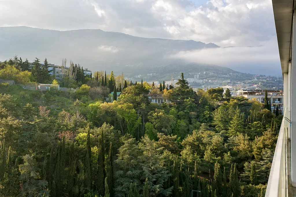 Студия терраса вид на горы и частично на море в приморском парке