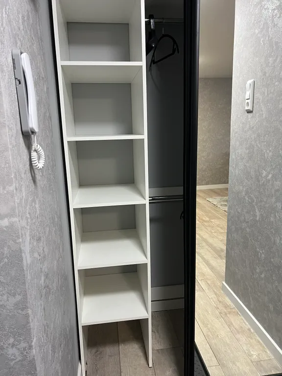 Уютная квартира с видом на проезжающий ретро-поезд