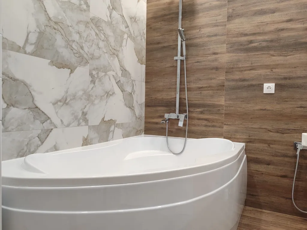 Домашний кинотеатр с большой ванной