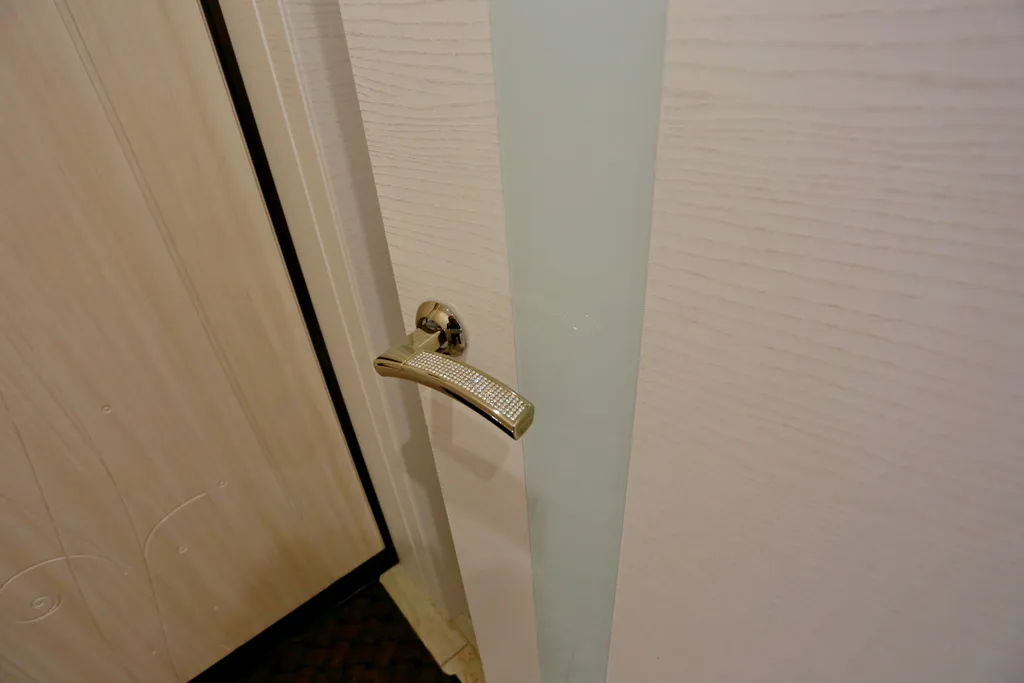 Уютная студия в тёплых тонах с большой угловой ванной для пары