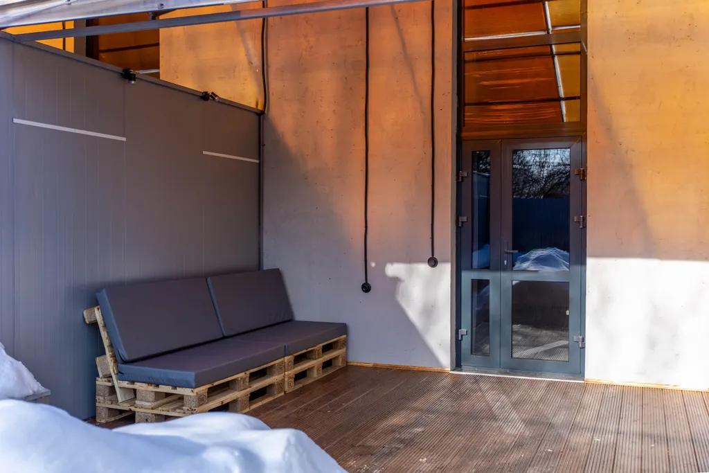 Студия с патио