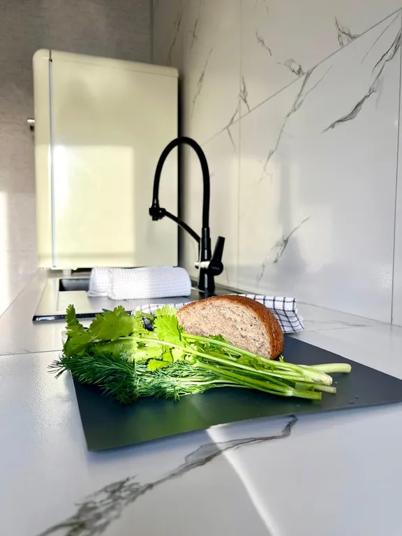 Стильный белоснежный апартамент в центре города, бесконтактный заезд