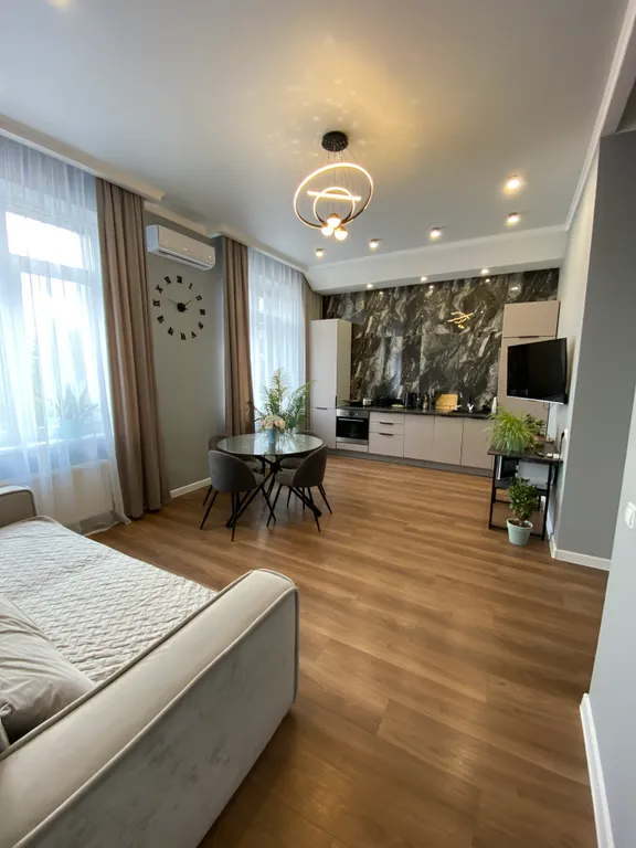 Комфортная квартира с высокими потолками около Корстона