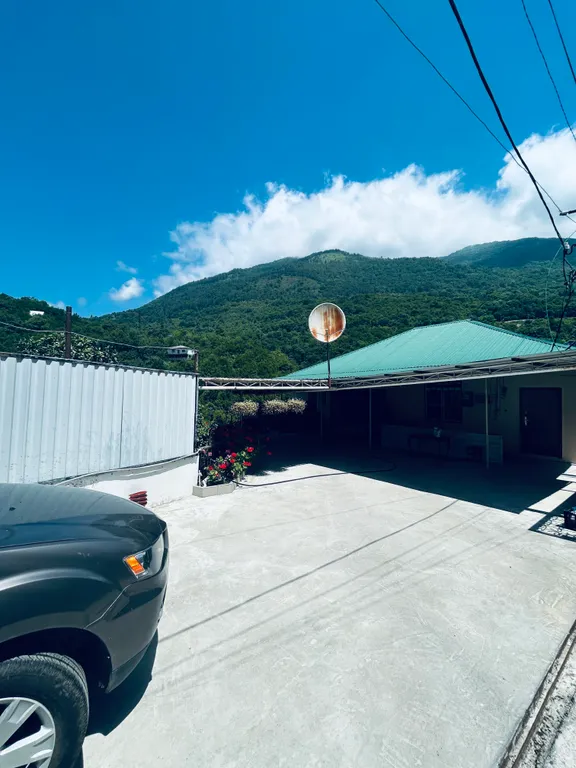 Уютная комната с видом на горы