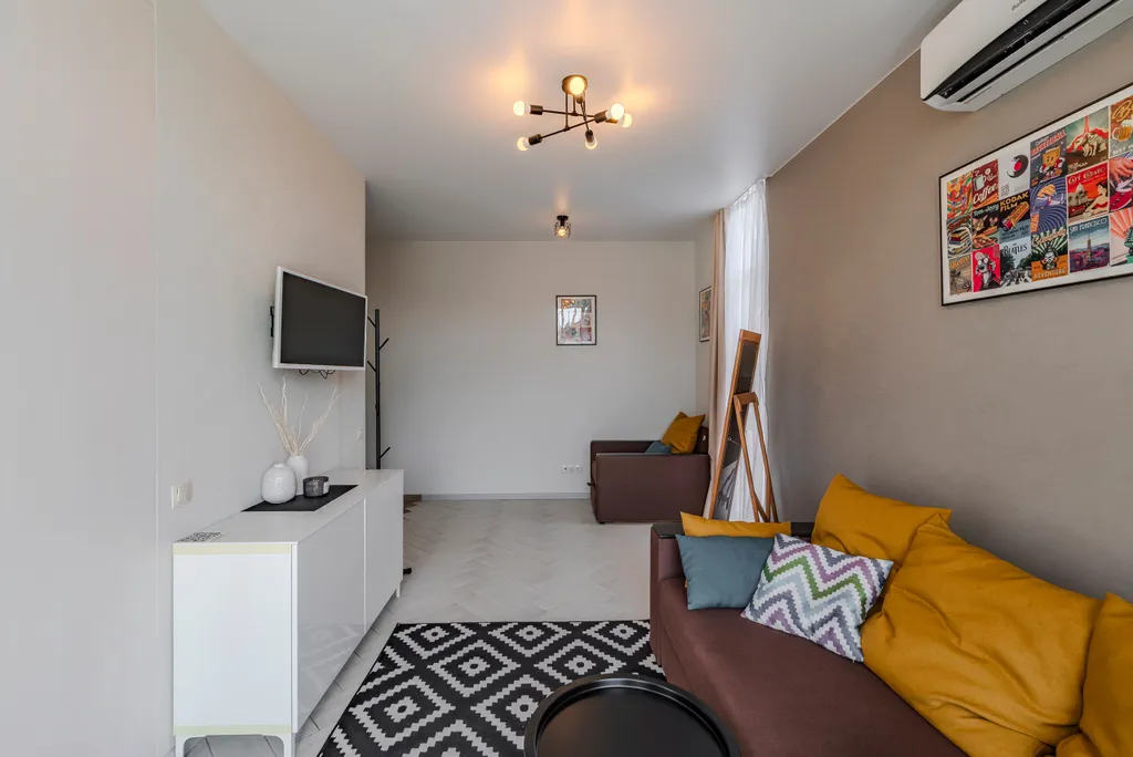 Студия с балконом и подогреваемым бассейном на территории ЖК в центре