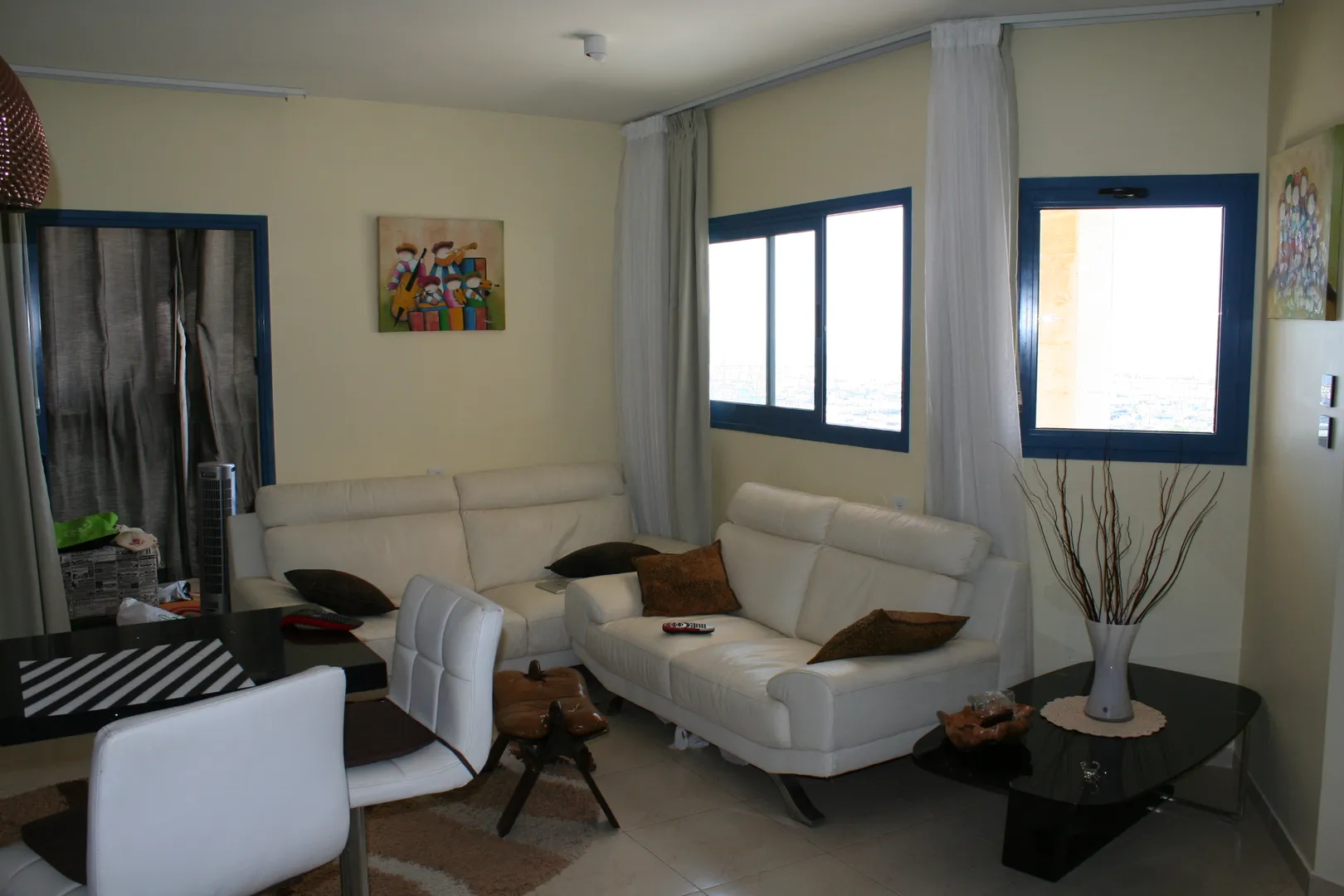 Салон с кожаными диванами 3+2, барным столиком с 3-мя барными стульями, стеклянным журнальным столиком и панорамным видом на море