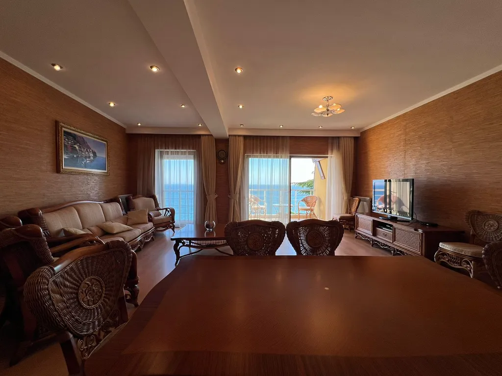 Видовые 3-комнатные апартаменты возле пляжа