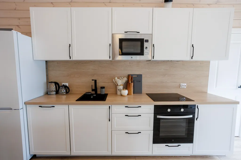 Красивый дом в ёлках