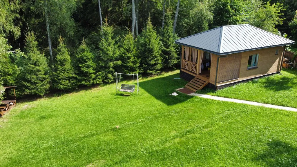 Уютный дом в лесу рядом с речкой