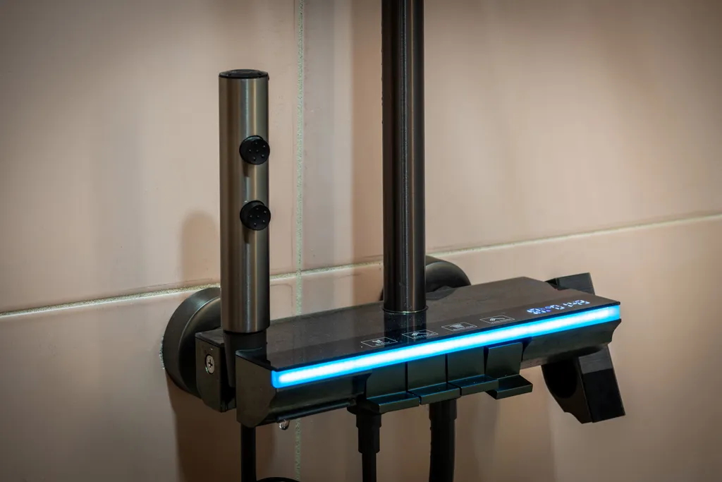 Просторная студия с балконом и видом на горы