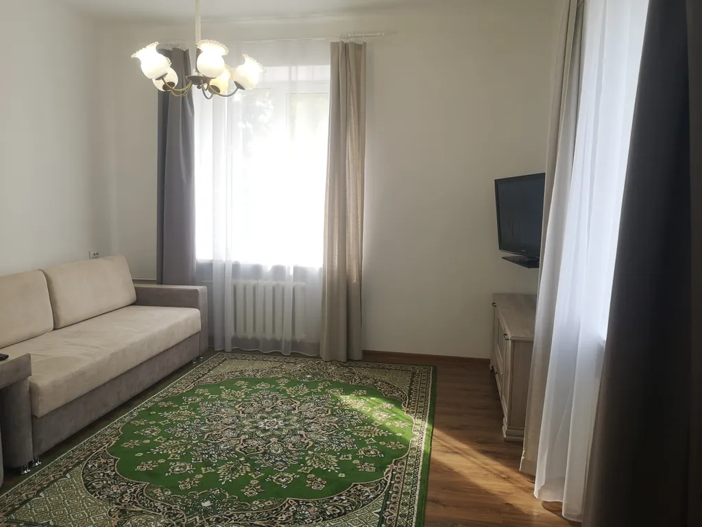 Уютная и теплая квартира в центре города с садом во дворе