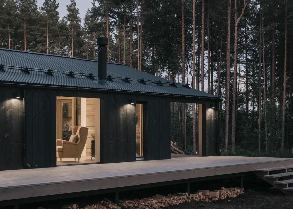 Загородный дом с просторной террасой и баней