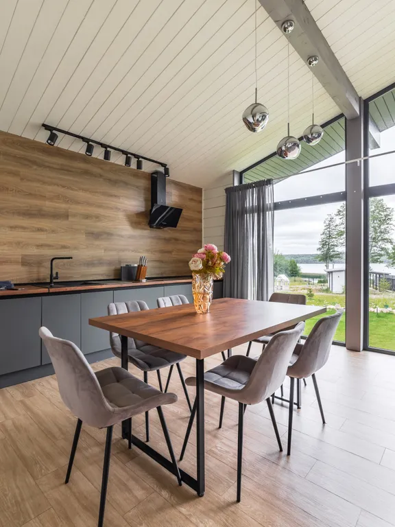 Дом на берегу озера