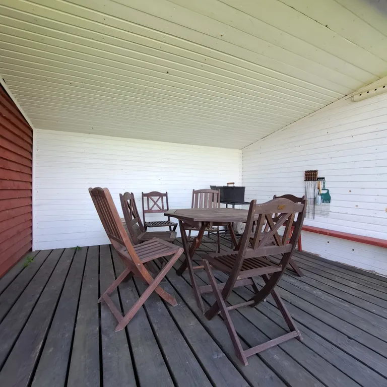 Дом с качелями