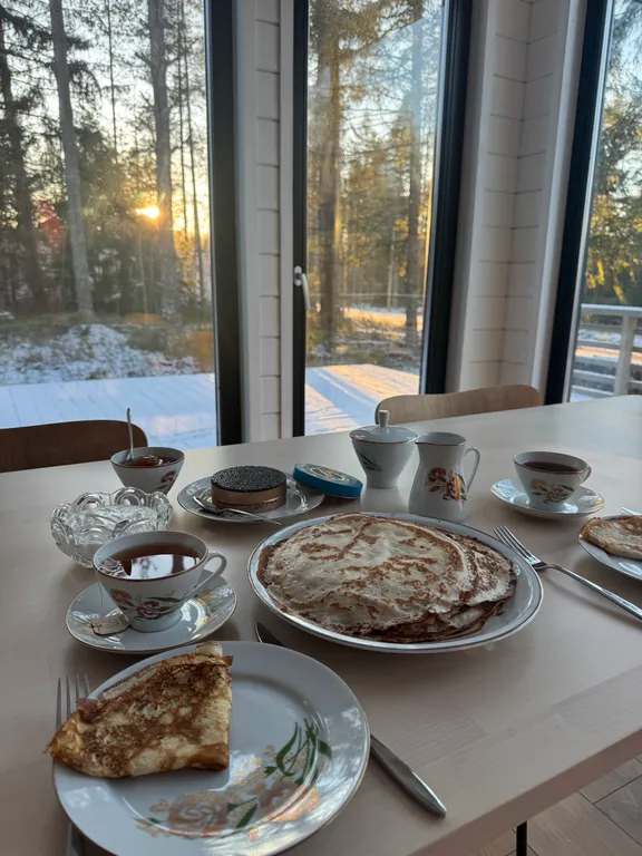 Дом в лесу рядом с озером