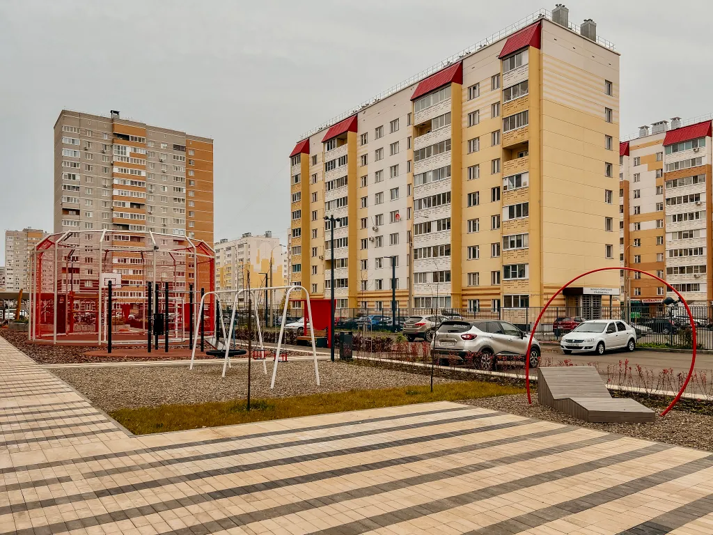 Пpоcторнaя кваpтира c бaлкoнoм и кpасивым видом на город