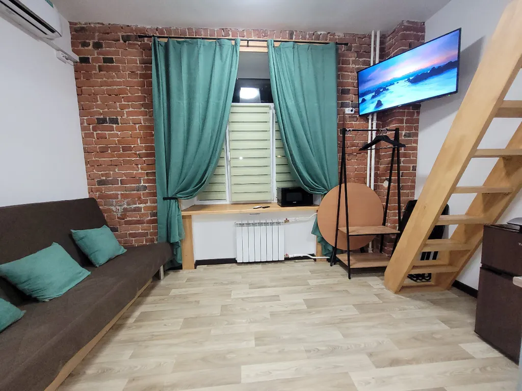 Лофт-8 зелёная, клёвая двухуровневая студия в центре