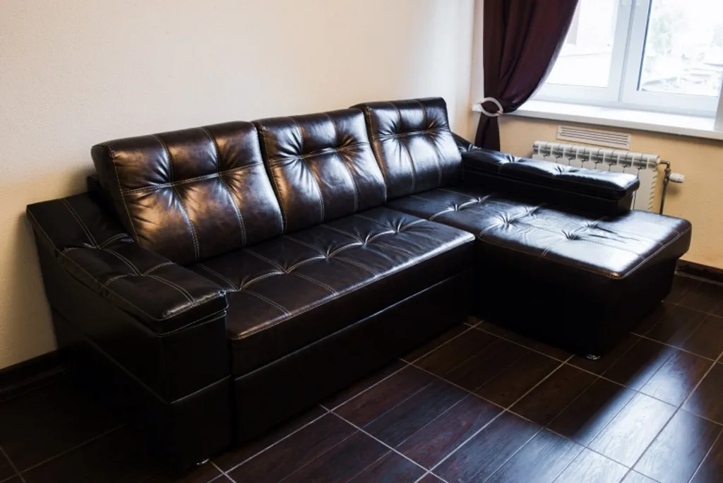 Студия с мраморной барной стойкой и джакузи