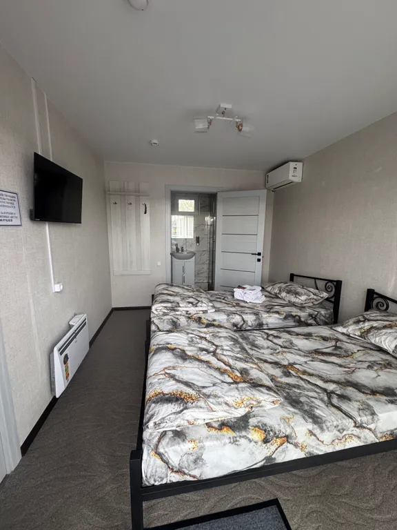 Отель рядом с аэропортом, трансфер бесплатный, стоянка и столовая рядом