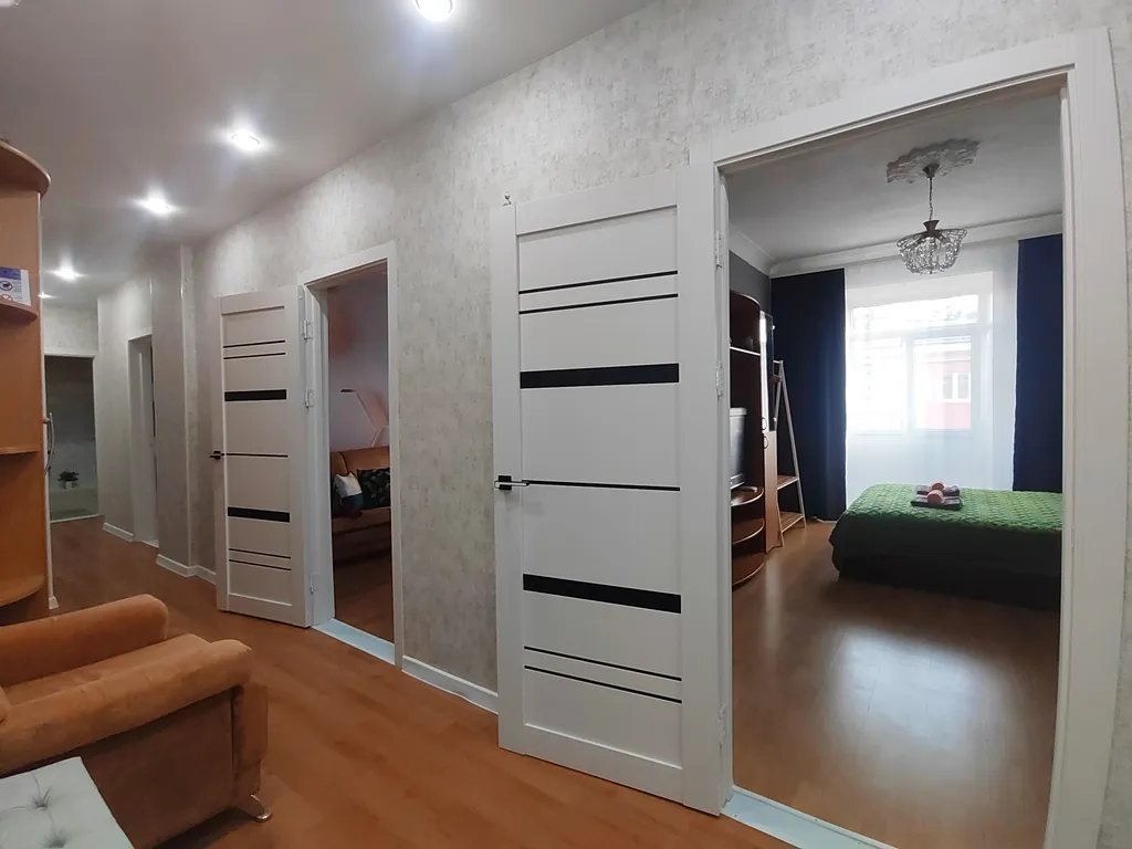 Трёхкомнатная квартира с раздельными комнатами, балконом в центре