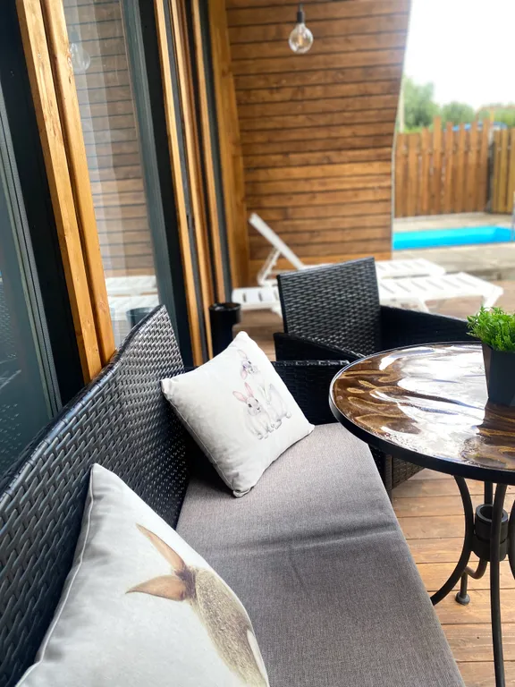 Дом на озере с бассейном