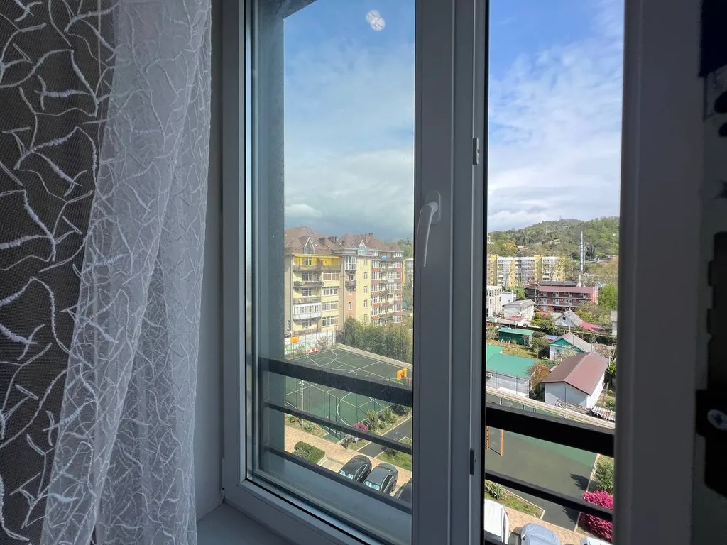 Апартамент с просторной спальней и выделенной кухонной зоной