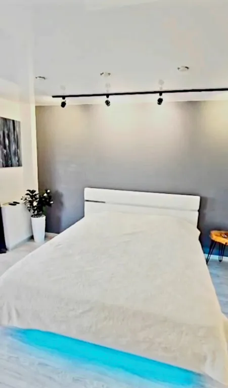 Уютная квартира с панорамными окнами и джакузи