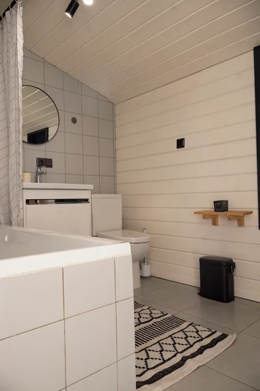 Уютный домик с горячей купелью, в окружении соснового леса