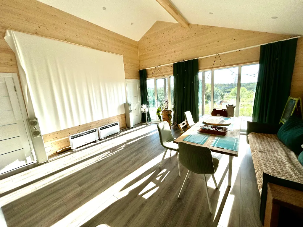 Дом на реке и краю соснового леса