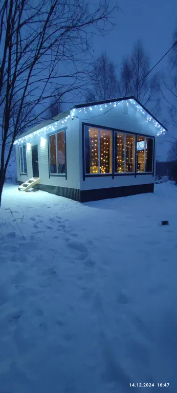 Дом с купольной беседкой на природе