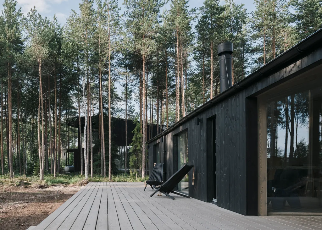 Загородный дом с просторной террасой и баней