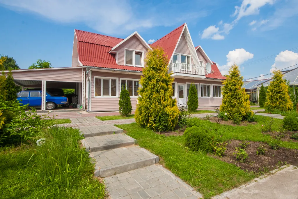 Дом с камином и бильярдом для двух семей