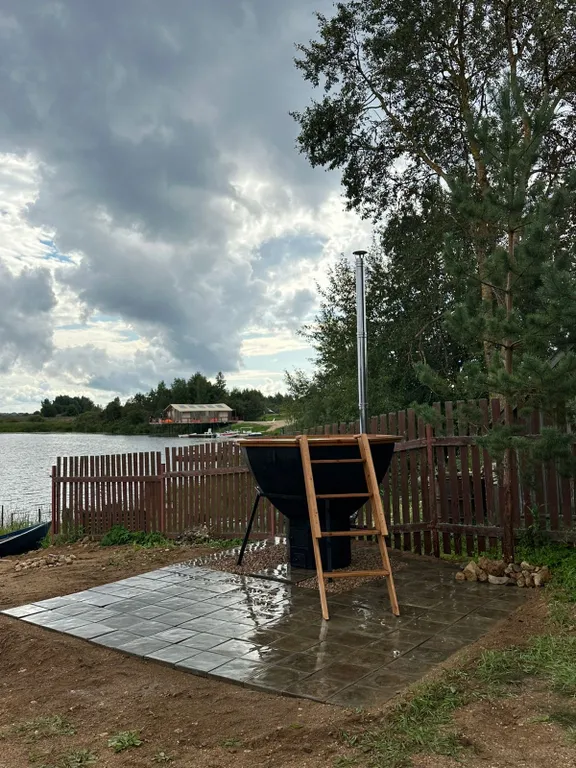 Афрейм на берегу озера Селигер с банным чаном