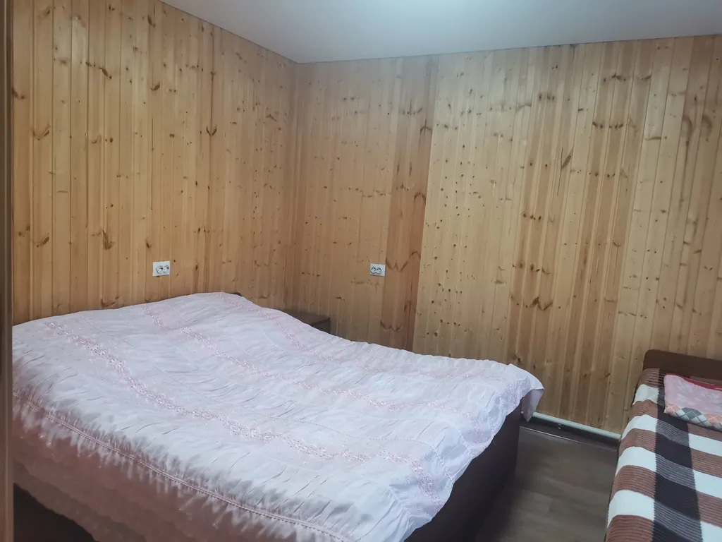 Уютный домик у подножия гор