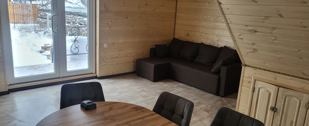 Двух этажный дом с видом на горы и реку