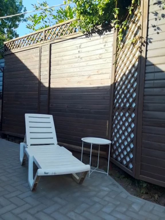 Часть дома с двором и мангалом