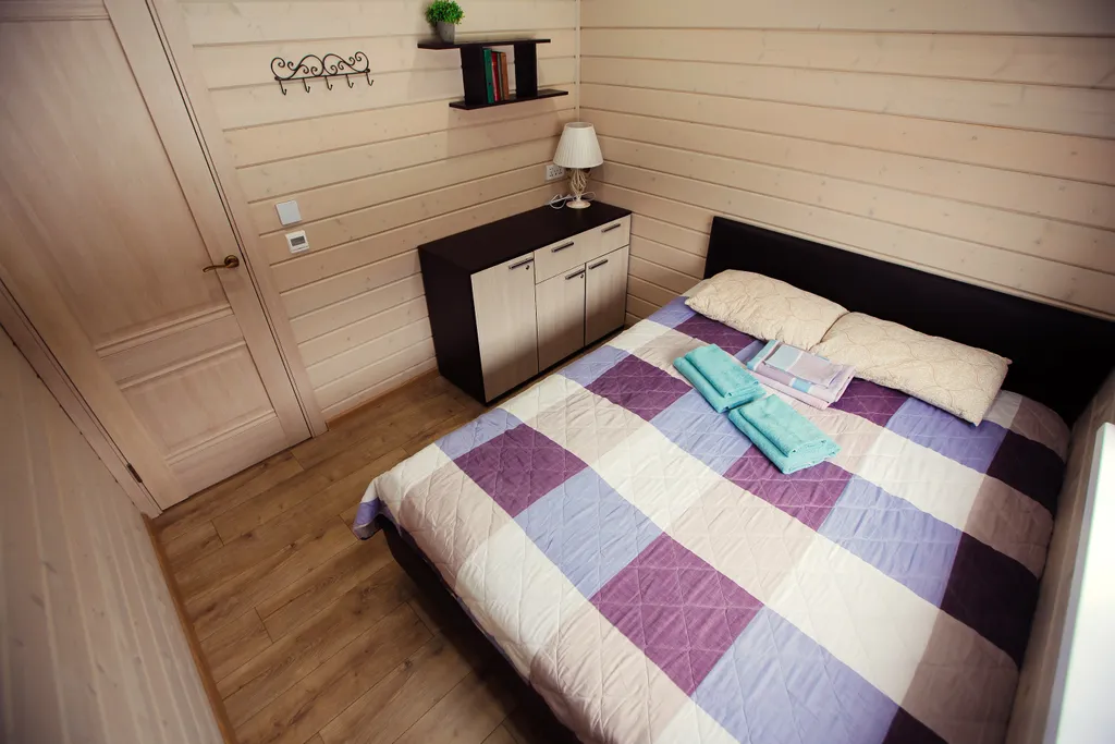 Уютный коттедж в деревенском стиле на берегу озера