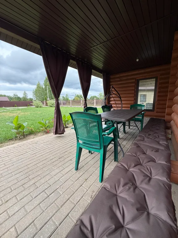 Дом на берегу реки с баней