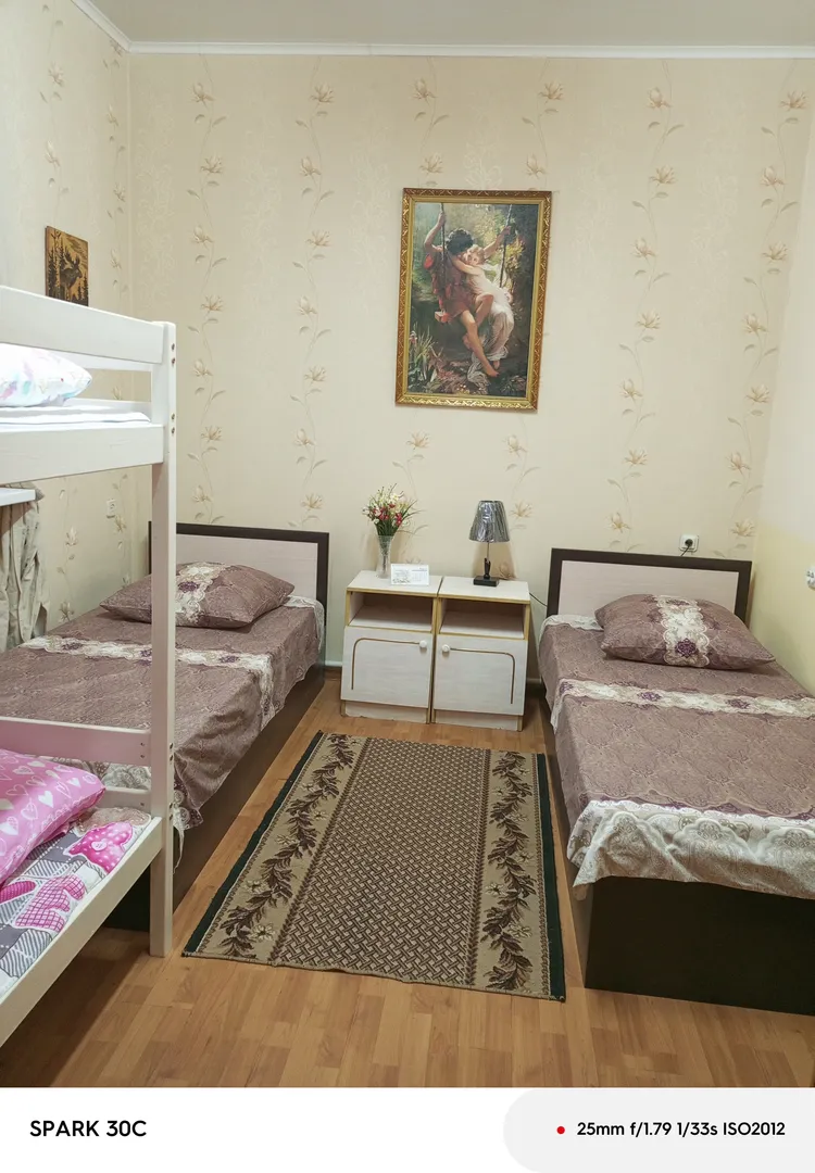 Тоже комната с двумя односпальная. кроватями и двух ярусной детской кроватью
