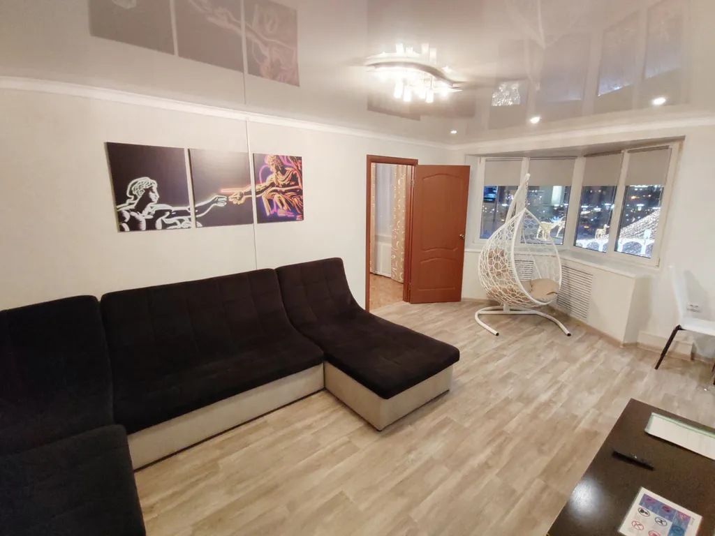 Студийного плана двухкомнатная квартира с шикарным видом на площадь Пять Углов