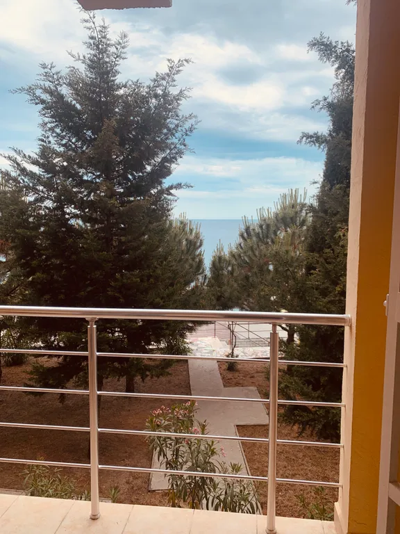 Номер на берегу моря