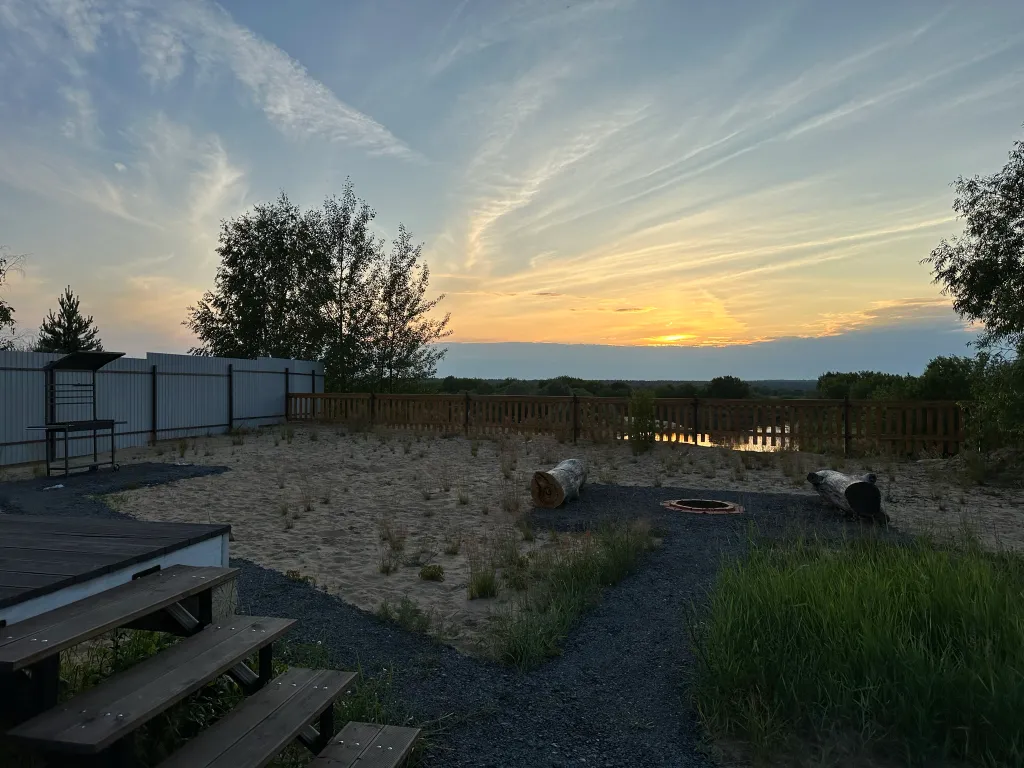 Дом в стиле A-frame на самом берегу реки