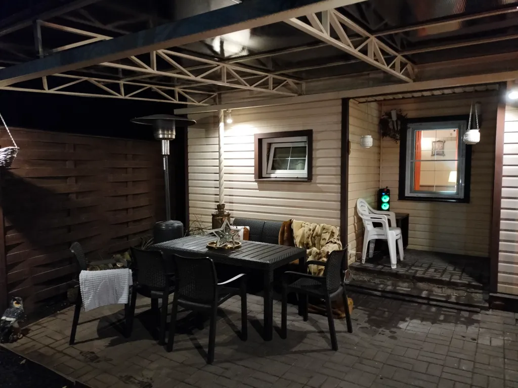 Уютный коттедж с дровяным камином, в окружении лесного массива