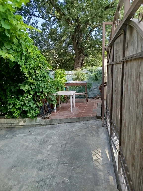 Часть дома рядом с морем