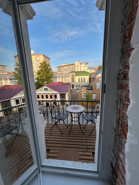 Уютный лофт с историческим балконом на главной улице