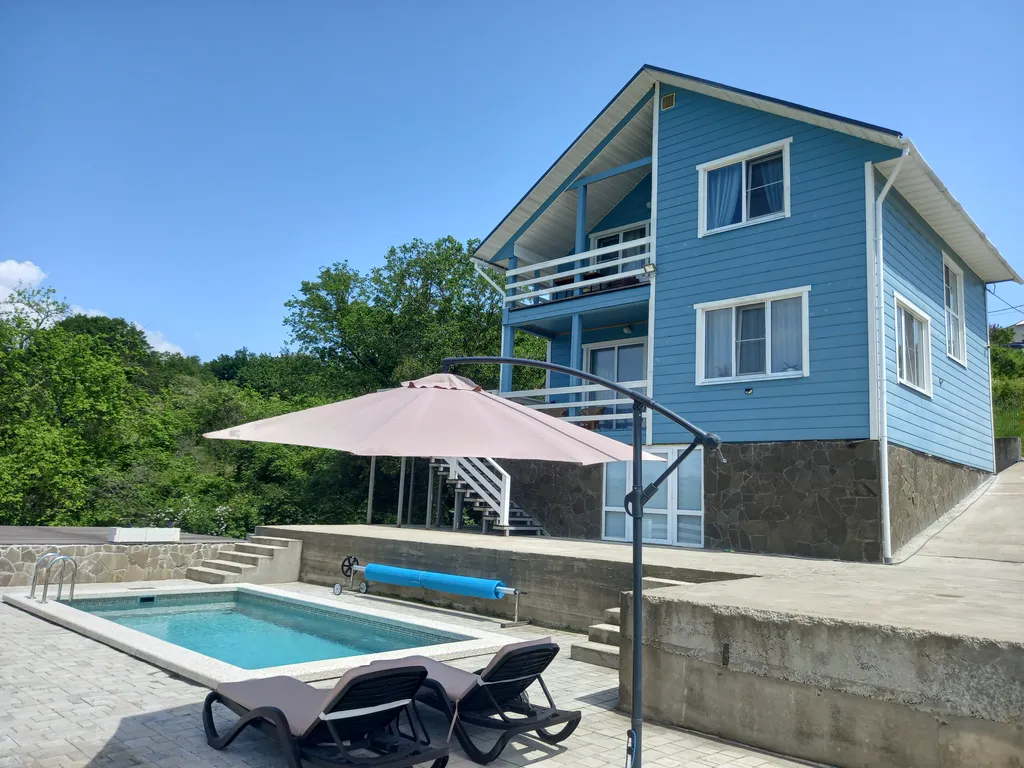 Дом с бассейном и баней