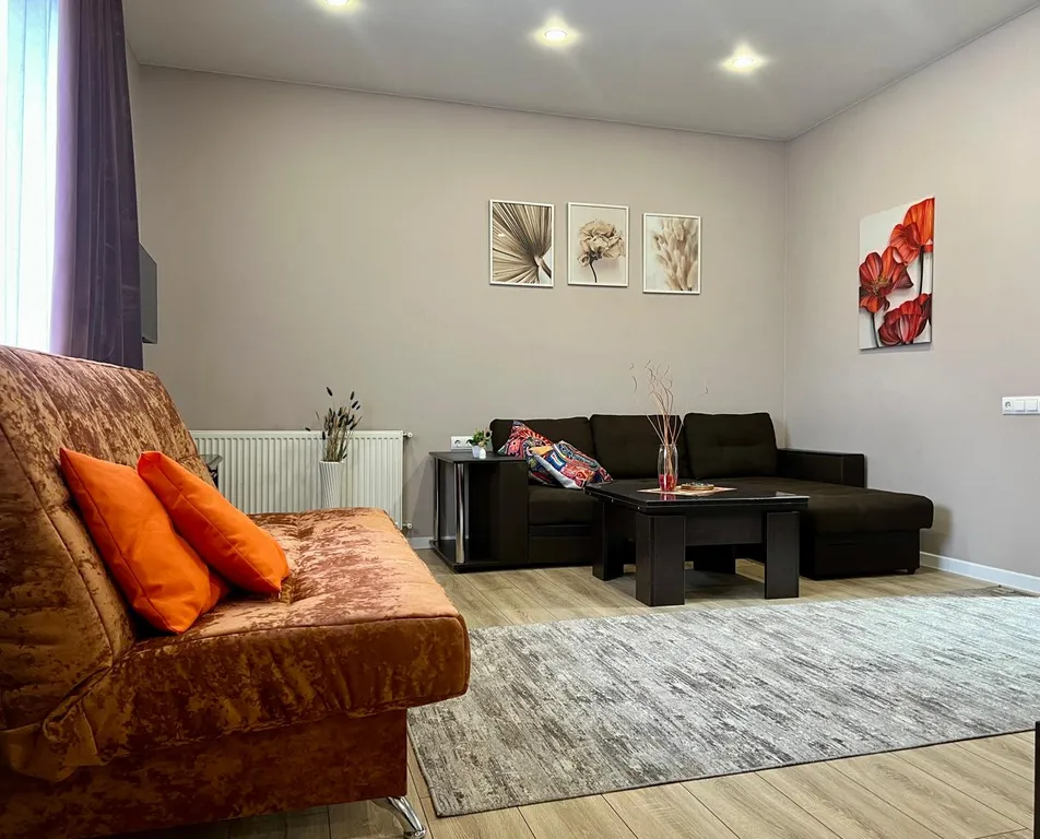 Домик коралл с бассейном в центре